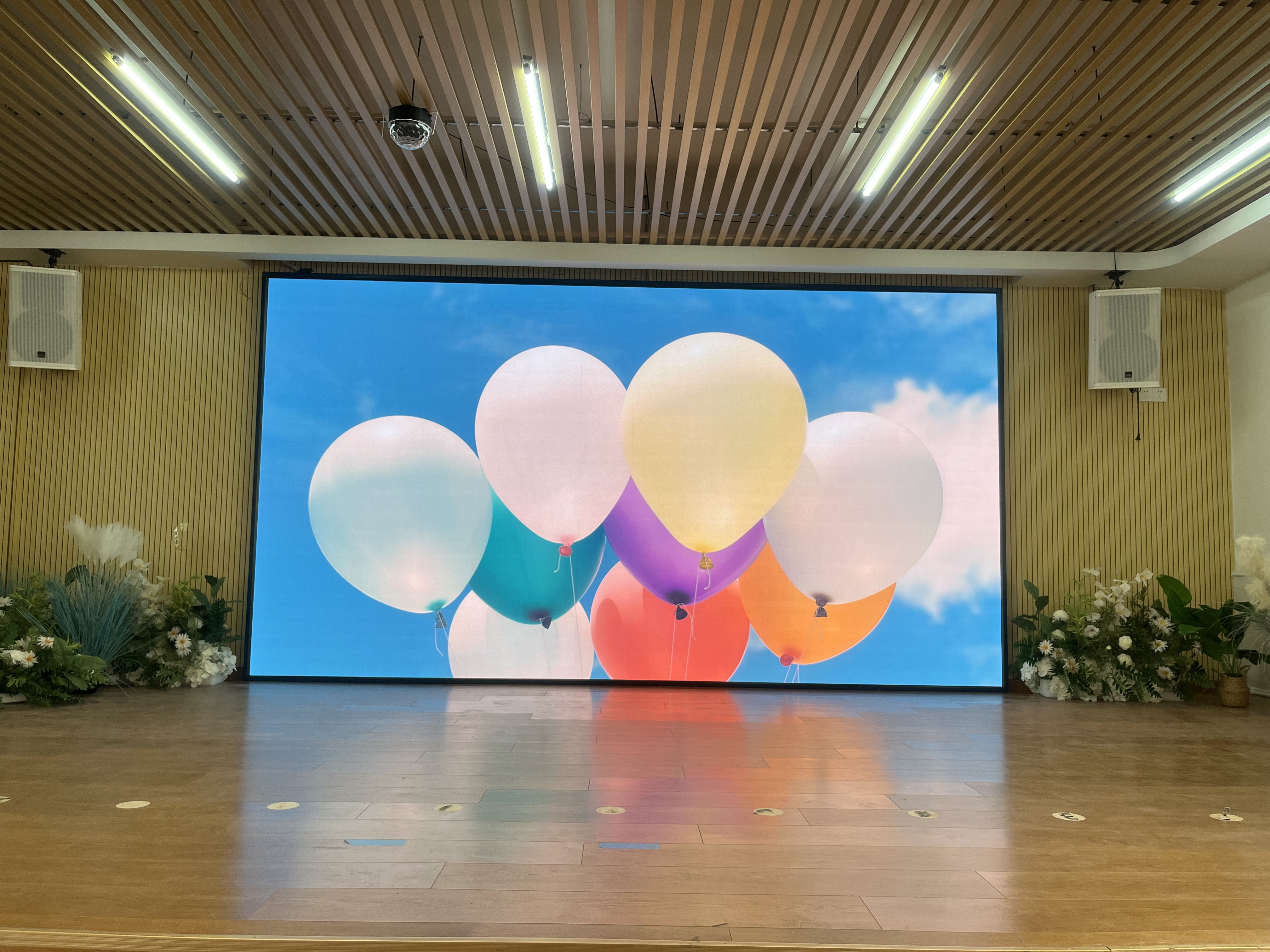 P1.53 indoor full color led display screen for conference rooms